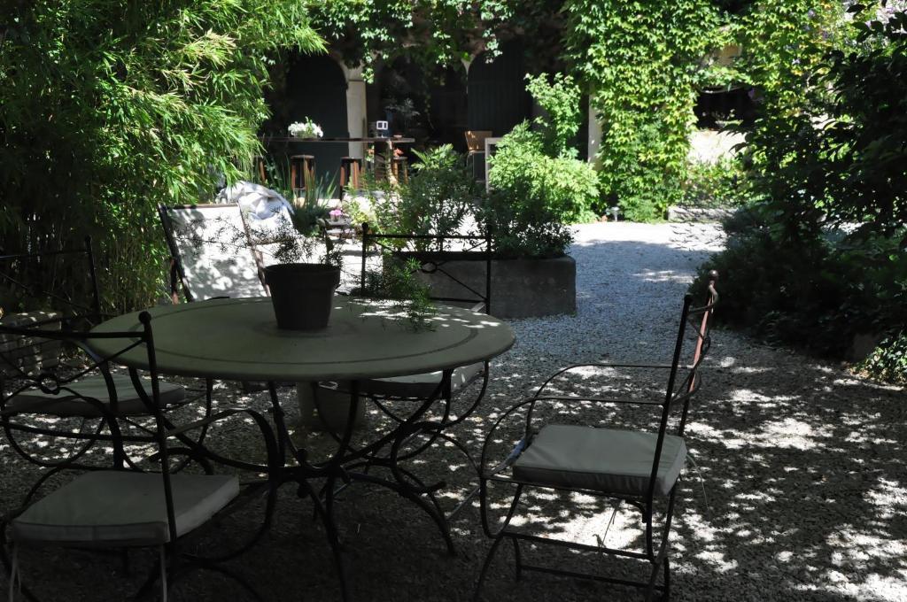 La Demeure Bed & Breakfast Eyguières Dış mekan fotoğraf